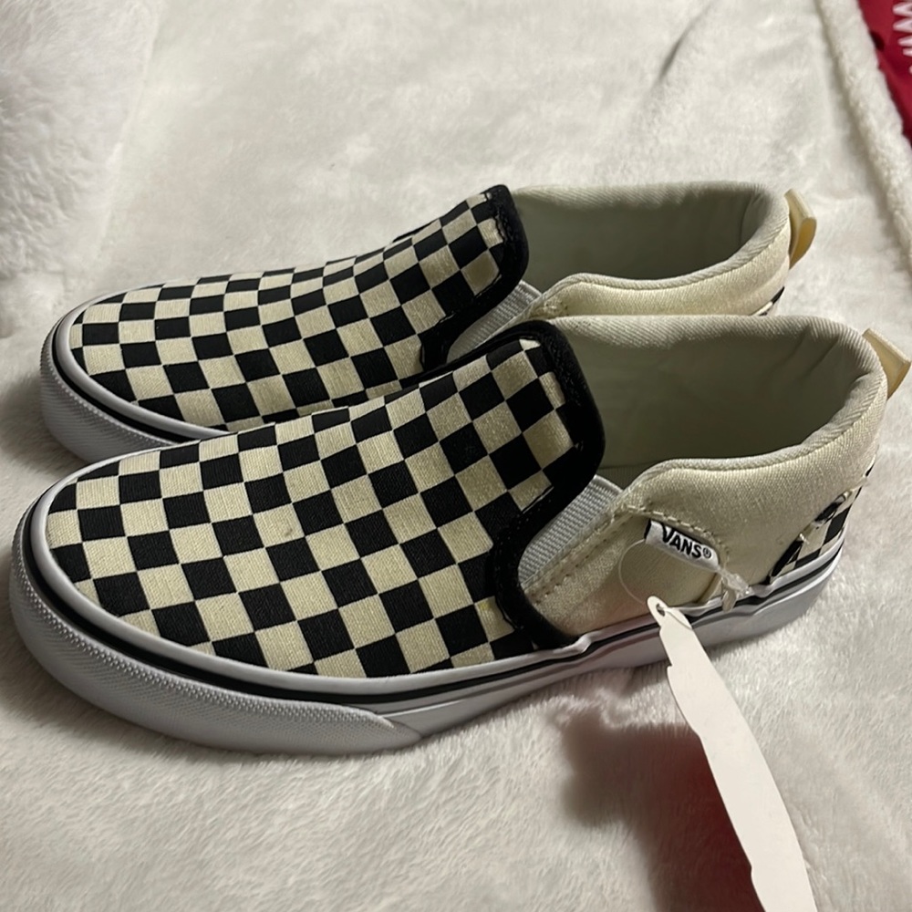 Youth vans checker black and white size 2.0 brand new with tags, never worn